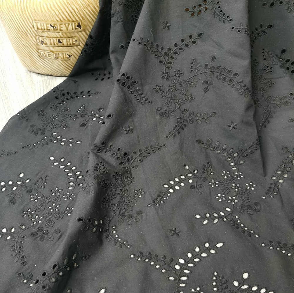 Sewing Eyelet Fabric - Tissu en dentelle florale brodée ajourée